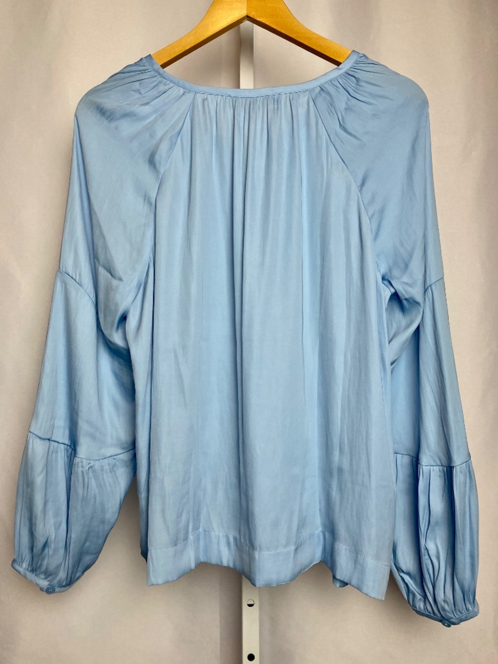 Loft Light Blue Womenʻs Soft Long Sleeve Split Neck Ruched Shoulder Blouse Large - Picture 6 of 7